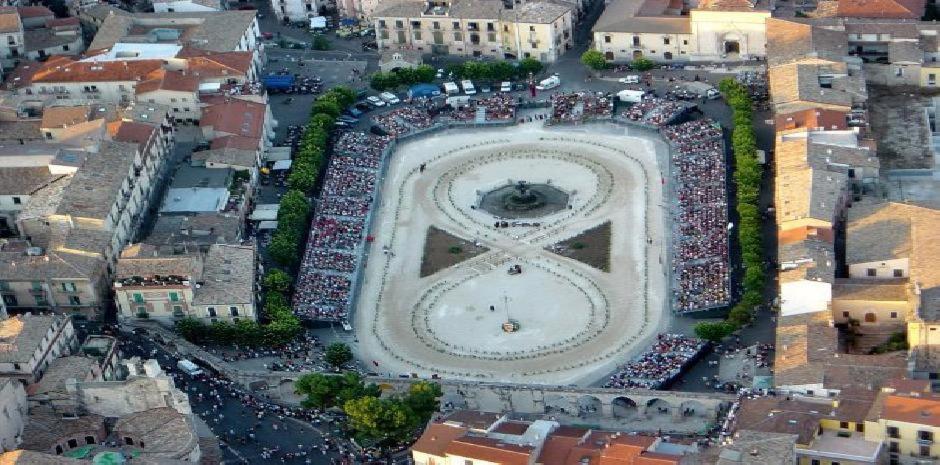 Dietro Piazza Maggiore Сульмона Екстер'єр фото